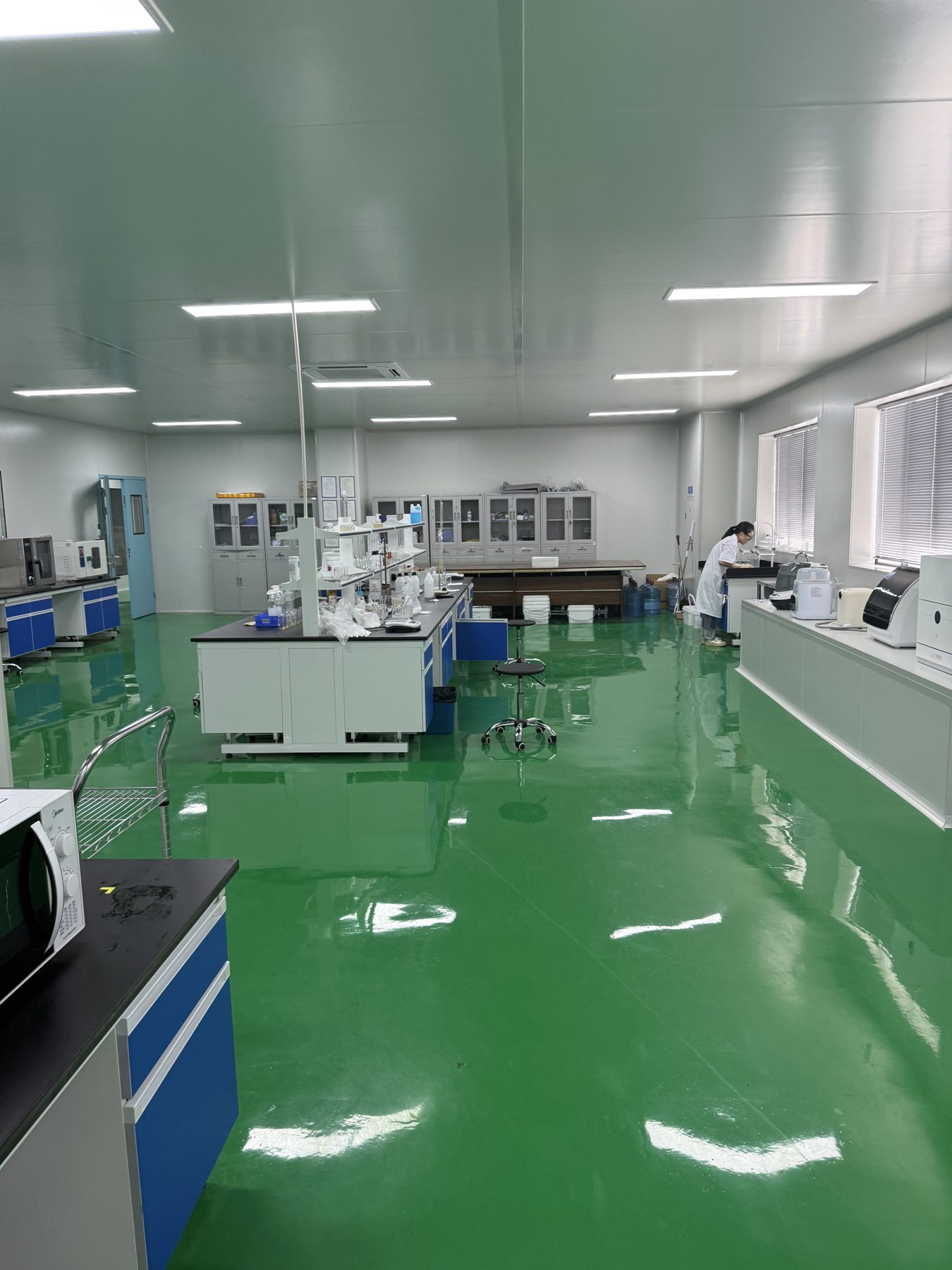 Laboratorium kontroli jakości w zakładzie produkcyjnym
